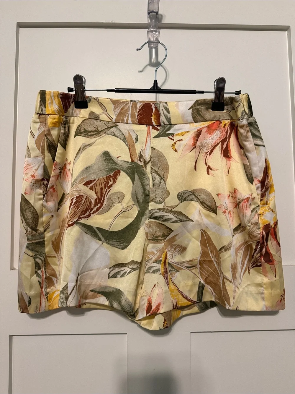 White House Black Market 4” Short Tropical Floral Satin Yellow Women’s Shorts